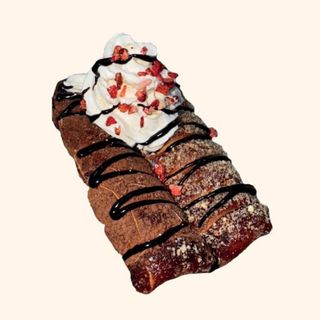 Малиновий бейліс з крем-чіз в тарілці