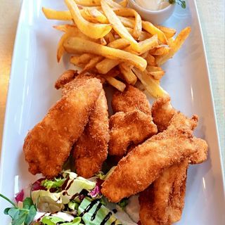 Gujoane de pui cu cartofi prăjiți și sos de maioneză cu usturoi