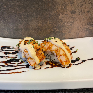 046A. Nigiri De Salmon Flambeado (2 Pz.)
