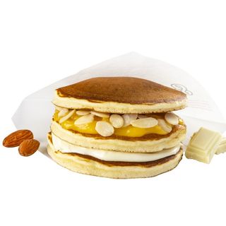Trio Pancakes cu Ciocolată albă, cremă de portocale si fulgi de migdale