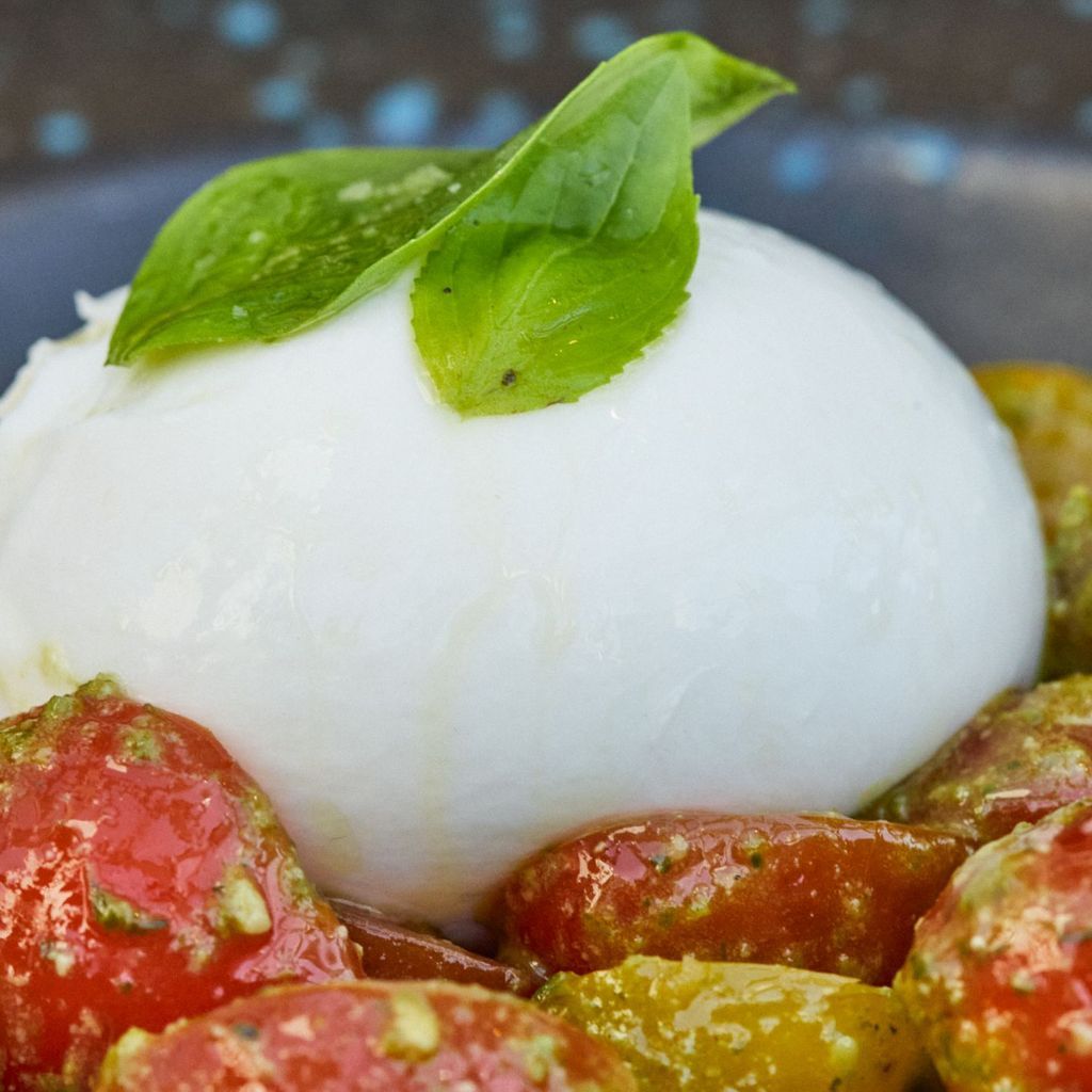 Burrata de Puglia, Tomates Cherry, Pesto y Aceite de Trufa