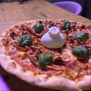 BURRATINA ( TA PIZZA NIE DZIELI SIĘ NA PÓŁ)