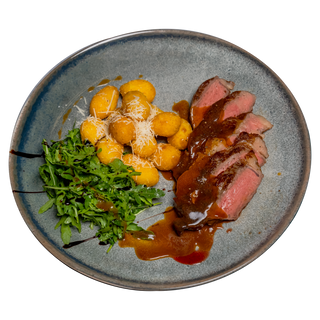 RIB-EYE STEAK SERVIT CU CARTOFI PARESIENI SI SALATA DE RUCOLA CU PARMESAN 200/200/50 g