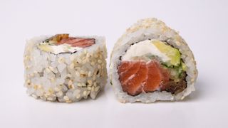 California maki pieczony łosoś