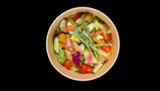 SAŁATKA Z FALAFELEM Z CIECIERZYCY I GROSZKU