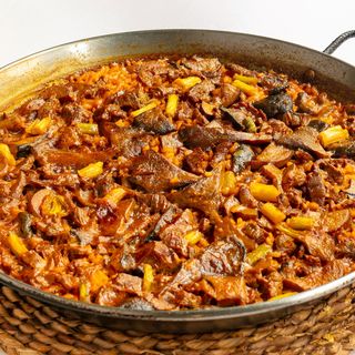 Arroz de solomillo salteado con ajos tiernos y verduras de temporada