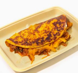 Cachapa carne y queso cheddar