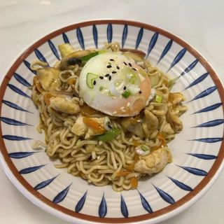 171.Noodle Frito Con Pollo Y Salsa Curry