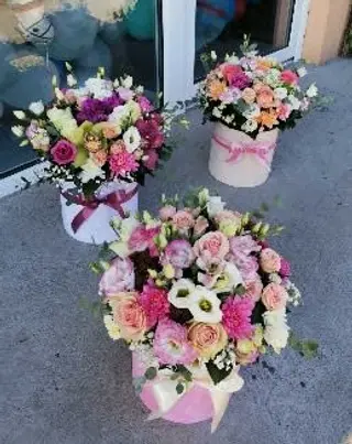 Box of flowers -lepršavi box aranžiran sa mixom sezonskog cveća 