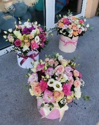 Box of flowers -lepršavi box aranžiran sa mixom sezonskog cveća 