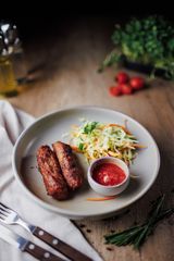 Mici cu salată Coleslaw