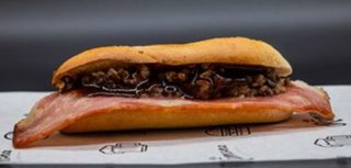 Ramoncito de bacon con carne picada y salsa BBQ