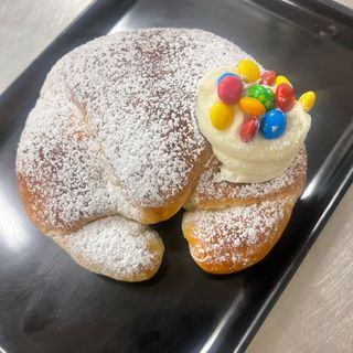 Cornetto di brioche al cioccolato bianco e smartis 