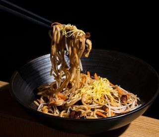 Udon saltati con verdure 