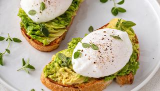 Guacamole em Pão Rústico e Ovo Escalfado