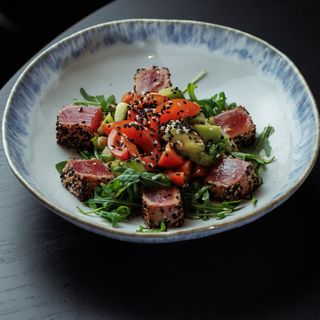 З грильованим тунцем