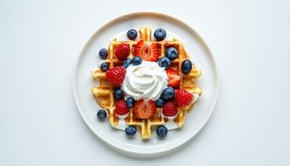 Waffle crema chantilly e frutti di bosco