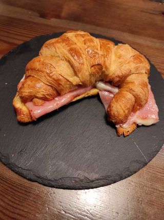 Croissant De Jamón York Y Queso