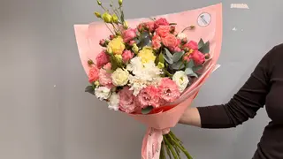 ნაზი ვარდისფერი ბაღის თაიგული