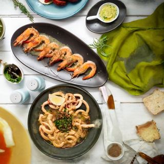 Скариди в масло с бяло вино, чери домати и каперси 200 гр.