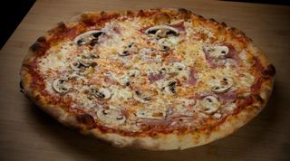 Pizza De Jamón Y Champi