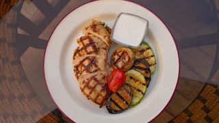 Куриное филе на гриле фаршированная со шпинатом и моцареллой