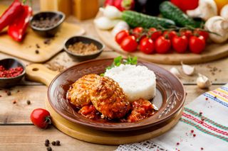 Pârjoale porc în sos roșu orez