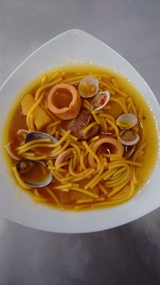 Cazuela de fideos caliente 