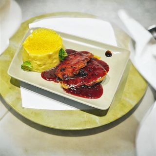 Muschiulet de porc cu sos de fructe de padure si piure de cartofi