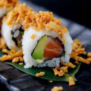 Crazy salmón roll (8 pzas.)