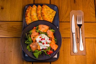 Salată cu somon și roșii