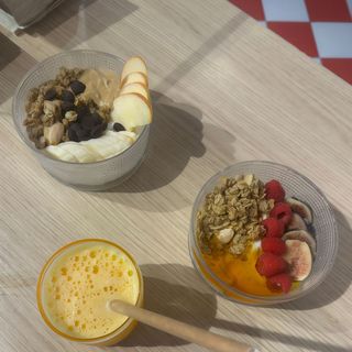 Yogur con granola, fruta de temporada y miel