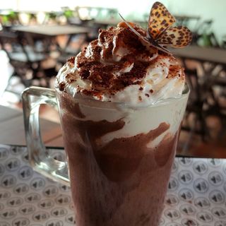 Gauffre chocolate quente e chantilly