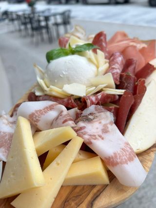 Selezione di salumi e formaggi nostrani