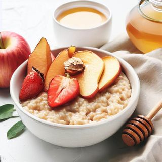 Каша овсяная с карамелизированным яблоком и медом