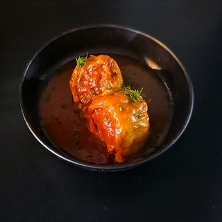 Doi ardei umpluti cu carne și smântână