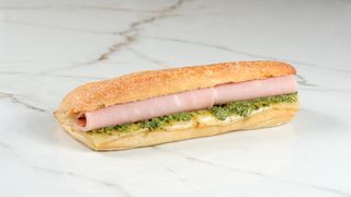 ინდაურის ლორის  სენდვიჩი ჩაბატას პურით