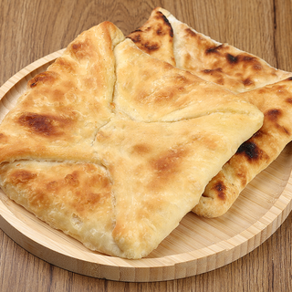 1 ც ხაჭაპური ლორით "კონვერტი" ნახევარფენოვანი ცომით