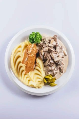 Бефстроганов с картофельным пюре (320 гр.)