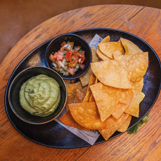 Guacamole con totopos