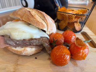 Prego no Pão com Queijo da Serra
