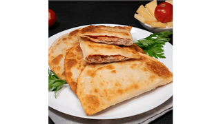 Czeburek z wieprzowiną, serem i pomidorami 2 szt.