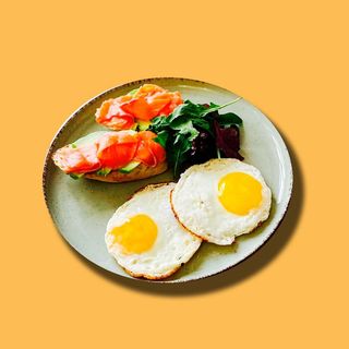 Яєчня,брускети з лососем та авокадо (230г)