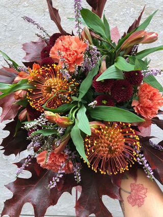 Ramo De Flores Variadas De Colores Naranjas Pequeño