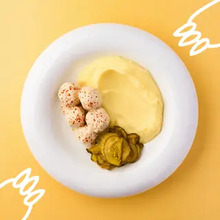 Курячі мітболи у вершковому соусі, картопляне пюре  та ліниві огірочки