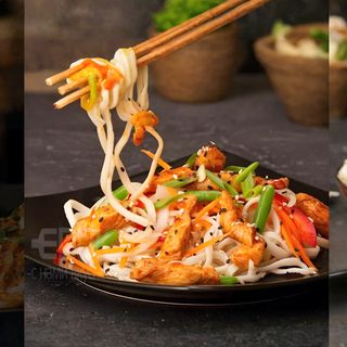 Удон з куркою та овочами (380г)