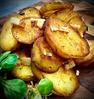 Cartofi sotati cu usturoi si slanina afumata