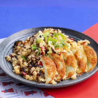 N15. Arroz frito con mandu coreano