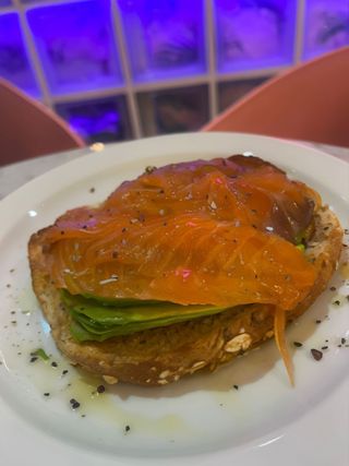 Tostada Con Aguacate Y Salmón