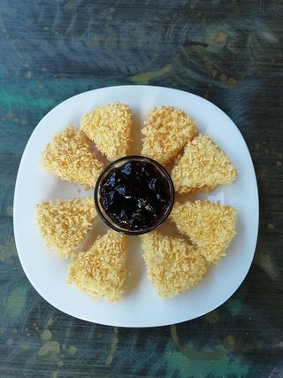 Топени сиренца с корнфлейкс и сладко от боровинки